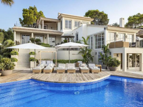 Sea-view villa near port